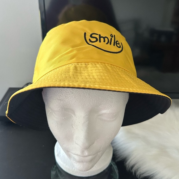 Double sided bucket hat - Picture 3 of 5